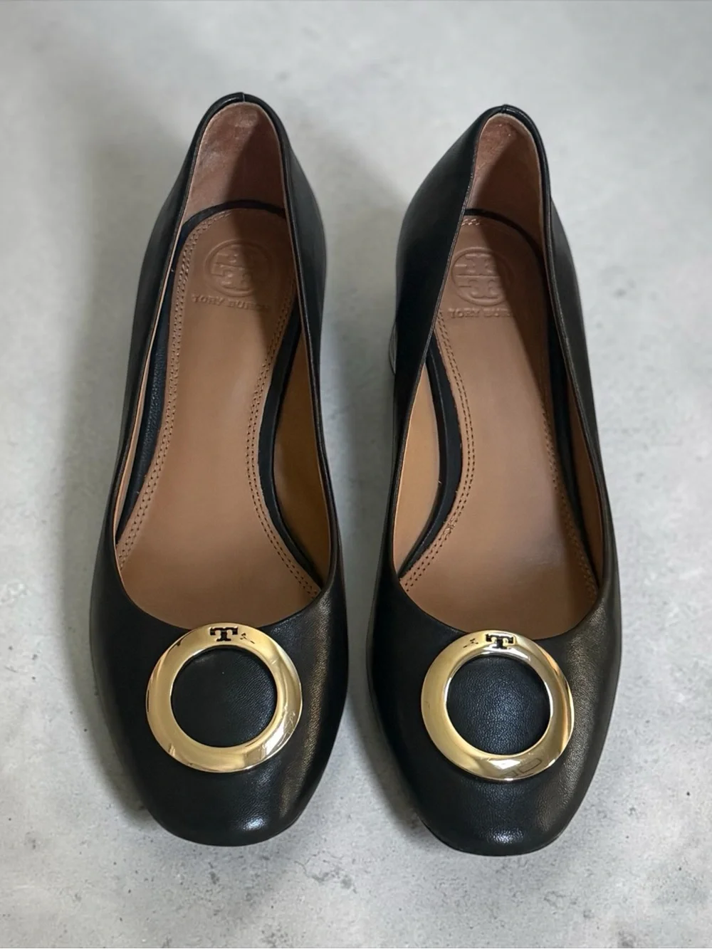 Tory Burch Black Leather Logo Medallion Block Heel Pumps! Size 8